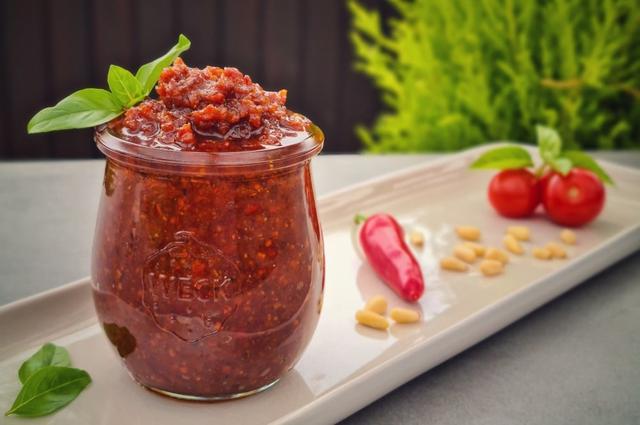 Selbstgemachtes Tomatenpesto - schnell und würzig
