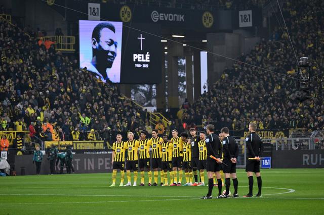 Bundesliga setzt Zeichen der Solidarität mit Schweigeminute und Trauerflor Bundesliga setzt Zeichen der Solidarität mit Schweigeminute und Trauerflor