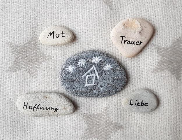 Einzigartige Erinnerungsstücke: Trauersteine selbst gestalten und bemalen Einzigartige Erinnerungsstücke: Trauersteine selbst gestalten und bemalen