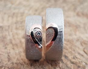 Ringe selbst schmieden: Gestalten Sie Ihre individuellen Trauringe in unserer Hobbygoldschmiede Ringe selbst schmieden: Gestalten Sie Ihre individuellen Trauringe in unserer Hobbygoldschmiede