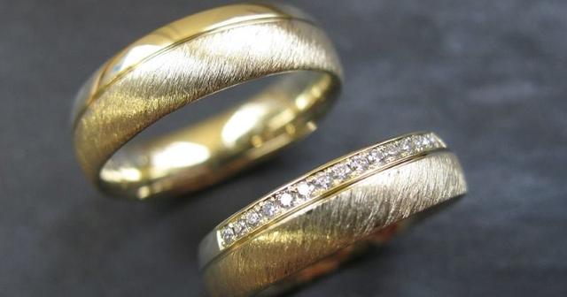 Unvergessliche Erinnerungen schmieden: Trauringe selbst gestalten in unserer Werkstatt Unvergessliche Erinnerungen schmieden: Trauringe selbst gestalten in unserer Werkstatt