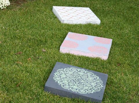 Bunte Akzente im Garten: Mit diesen Tipps können Sie Trittsteine selbst gestalten Bunte Akzente im Garten: Mit diesen Tipps können Sie Trittsteine selbst gestalten