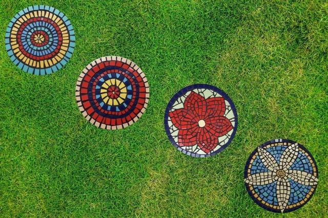 DIY-Trend für den Garten: Trittsteine selber machen und den Außenbereich verschönern DIY-Trend für den Garten: Trittsteine selber machen und den Außenbereich verschönern