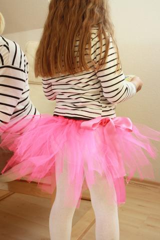 Selbstgemachter Tüllrock: Anleitung für ein Tutu ohne Nähkenntnisse Selbstgemachter Tüllrock: Anleitung für ein Tutu ohne Nähkenntnisse