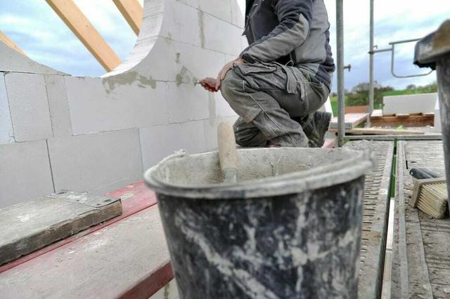 "Mehrarbeit in der Ausbildung: Welche Regeln gelten für volljährige Azubis?" "Mehrarbeit in der Ausbildung: Welche Regeln gelten für volljährige Azubis?"