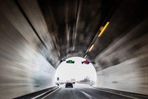Wie reagiere ich richtig, wenn ich einen Unfall im Tunnel bemerke? Wie reagiere ich richtig, wenn ich einen Unfall im Tunnel bemerke?