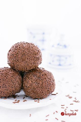 Genießen Sie hausgemachte Rumkugeln wie aus der Bäckerei