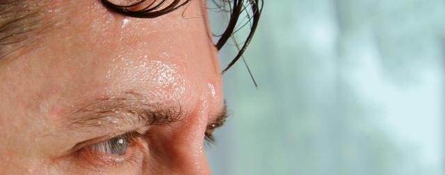 Effektive Strategien gegen übermäßiges Schwitzen: Warum schwitze ich so schnell und was kann ich dagegen tun?