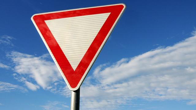 Vorfahrt im Straßenverkehr: Verkehrszeichen und ihre Bedeutung Vorfahrt im Straßenverkehr: Verkehrszeichen und ihre Bedeutung