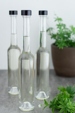 Schritt-für-Schritt-Anleitung: Waldmeistersirup herstellen Schritt-für-Schritt-Anleitung: Waldmeistersirup herstellen
