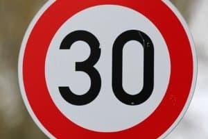 Tempo-30-Zone: Verkehrssicherheit und Bußgelder Tempo-30-Zone: Verkehrssicherheit und Bußgelder