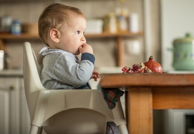Alternativen zum Hochstuhl: Wie kann ich mein Baby füttern, wenn es noch nicht sitzen kann?