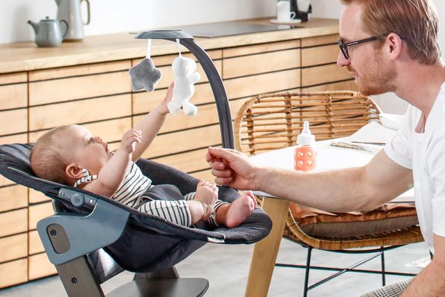 Ab wann kann ich den Bügel am Hochstuhl entfernen?