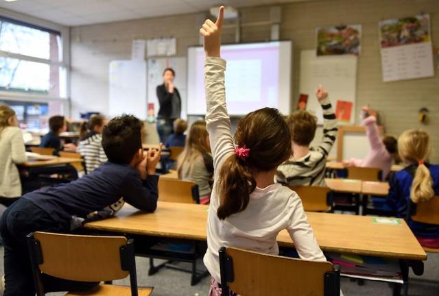 Möglichkeiten nach dem Ende der Vollzeitschulpflicht: Berufsschule oder gymnasiale Oberstufe? Möglichkeiten nach dem Ende der Vollzeitschulpflicht: Berufsschule oder gymnasiale Oberstufe?