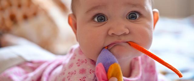 Die Bedeutung der Hand-Mund-Koordination bei der Entwicklung von Babys. Die Bedeutung der Hand-Mund-Koordination bei der Entwicklung von Babys.