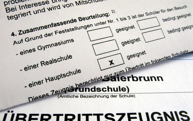 Übertrittszeugnis in Bayern: Der Notenschnitt im Halbjahreszeugnis entscheidend. Übertrittszeugnis in Bayern: Der Notenschnitt im Halbjahreszeugnis entscheidend.