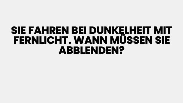 Wie erkennt man den richtigen Zeitpunkt, um bei Dunkelheit mit Fernlicht abzublenden?