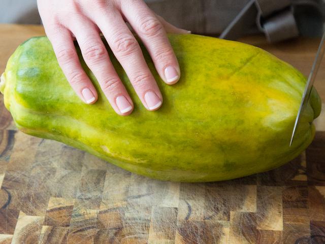 Von grün zu gelb: Wie du eine unreife Papaya nachreifen lassen kannst.