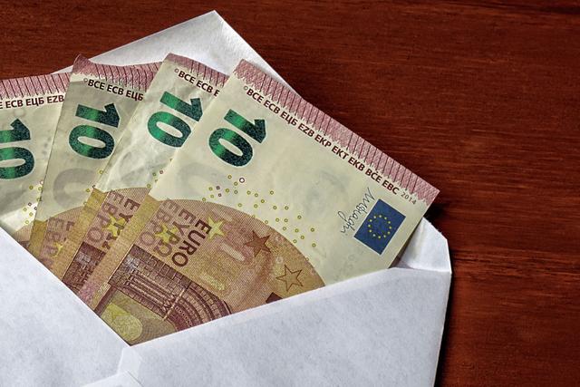 Geld in der Trauerkarte: Sinnvolle Geste oder unangemessen? Geld in der Trauerkarte: Sinnvolle Geste oder unangemessen?