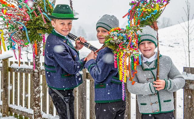 Traditionen am Palmsonntag: Palmbuschen, Prozessionen und Kindergottesdienste Traditionen am Palmsonntag: Palmbuschen, Prozessionen und Kindergottesdienste