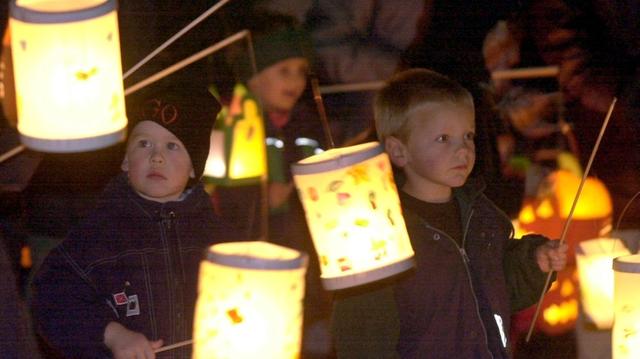 Warum laufen Kinder mit einer Laterne durch die Straßen an Sankt Martin? Warum laufen Kinder mit einer Laterne durch die Straßen an Sankt Martin?