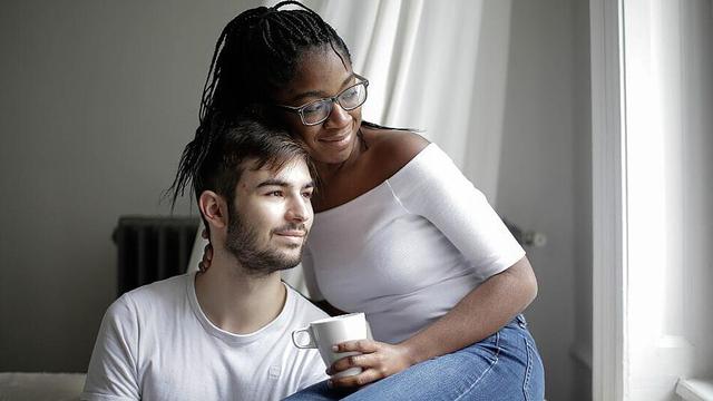 Männer und das Zusammenziehen: Wann ist der richtige Zeitpunkt? Männer und das Zusammenziehen: Wann ist der richtige Zeitpunkt?