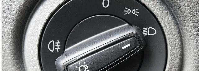 Unter welchen Bedingungen müssen Sie tagsüber mit Abblendlicht fahren?