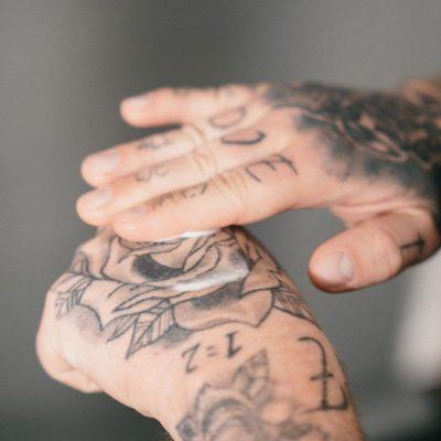 Nach dem Stechen: Wann ist der richtige Zeitpunkt, um das Tattoo einzucremen? Nach dem Stechen: Wann ist der richtige Zeitpunkt, um das Tattoo einzucremen?