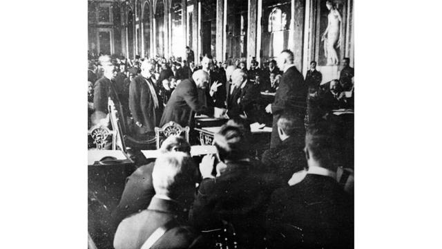 Warum wurde der Versailler Vertrag trotz Ablehnung unterschrieben?