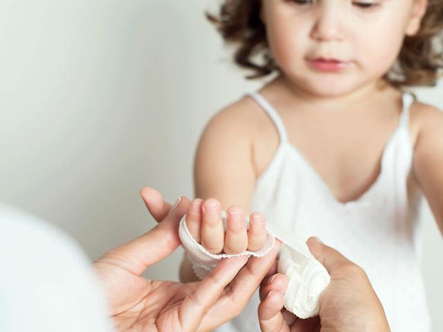 Eingeklemmter Finger bei Kindern: Warum eine ärztliche Untersuchung wichtig ist. Eingeklemmter Finger bei Kindern: Warum eine ärztliche Untersuchung wichtig ist.