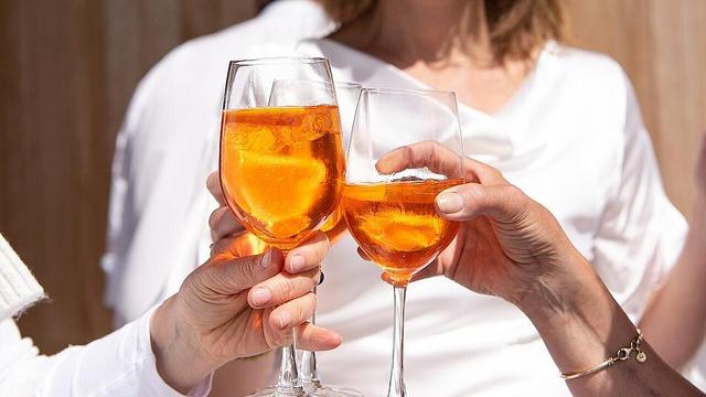 Alkoholkonsum bei Frauen: Risiken und Hintergründe Alkoholkonsum bei Frauen: Risiken und Hintergründe