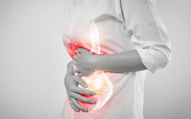 Welche Rolle spielt Gastritis bei der Entstehung von Rückenschmerzen und wie kann man sie behandeln?