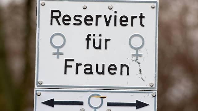 Diskriminierung oder Sicherheitsmaßnahme? Die Debatte um Frauenparkplätze Diskriminierung oder Sicherheitsmaßnahme? Die Debatte um Frauenparkplätze