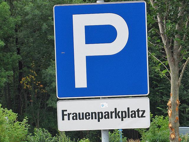 Frauenparkplätze: Empfehlung oder Verbot für Männer? Frauenparkplätze: Empfehlung oder Verbot für Männer?