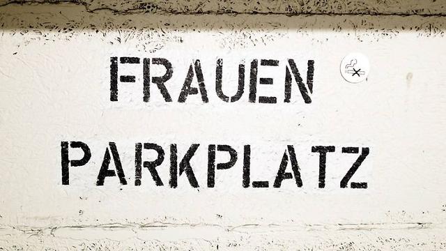 Private Parkhäuser vs. öffentliche Parkplätze: Unterschiede bei der Nutzung von Frauenparkplätzen Private Parkhäuser vs. öffentliche Parkplätze: Unterschiede bei der Nutzung von Frauenparkplätzen