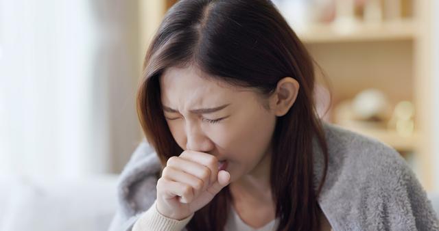 Reizhusten am Abend: Gründe und Behandlungsmöglichkeiten Reizhusten am Abend: Gründe und Behandlungsmöglichkeiten