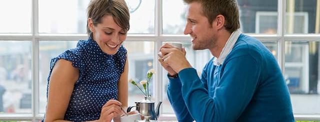 Das Verhalten eines Mannes, der in dich verliebt ist: Nervosität als Ausdruck seiner Gefühle. Das Verhalten eines Mannes, der in dich verliebt ist: Nervosität als Ausdruck seiner Gefühle.