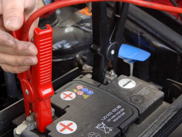 Wieso ist es wichtig, die Polarität beim Überbrücken richtig anzuschließen? Wieso ist es wichtig, die Polarität beim Überbrücken richtig anzuschließen?