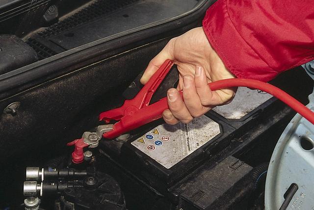 Anleitung zur Starthilfe: Schritt-für-Schritt-Anleitung für das Überbrücken von Autobatterien Anleitung zur Starthilfe: Schritt-für-Schritt-Anleitung für das Überbrücken von Autobatterien