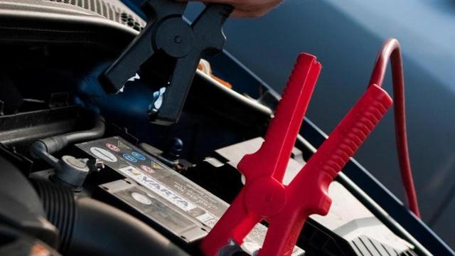 Die richtige Reihenfolge bei der Starthilfe: Plus oder Minuspol zuerst an die Batterie? Die richtige Reihenfolge bei der Starthilfe: Plus oder Minuspol zuerst an die Batterie?