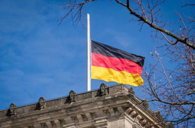 Gedenkveranstaltungen zum Holocaust-Gedenktag: Warum heute halbmast geflaggt wird Gedenkveranstaltungen zum Holocaust-Gedenktag: Warum heute halbmast geflaggt wird