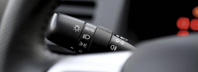 Welche Gründe gibt es, auch bei schlechter Sicht am Tag mit Abblendlicht zu fahren? Welche Gründe gibt es, auch bei schlechter Sicht am Tag mit Abblendlicht zu fahren?