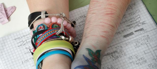 Hilfe für betroffene Freundinnen: Wege aus der Selbstverletzung