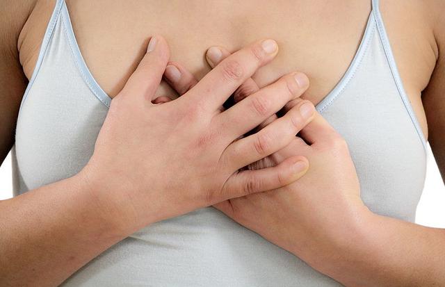 Ursachen für Brustschmerzen bei Druck: 6 mögliche Erklärungen Ursachen für Brustschmerzen bei Druck: 6 mögliche Erklärungen