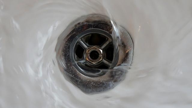 Unangenehme Gerüche im Bad: Warum riecht der Abfluss so?