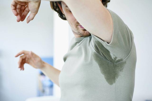 Schwitzen und unangenehmer Geruch: Was steckt dahinter und wie kann man es verhindern? Schwitzen und unangenehmer Geruch: Was steckt dahinter und wie kann man es verhindern?