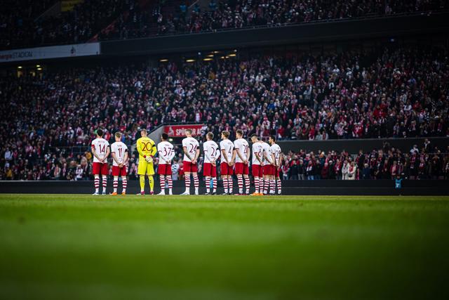 "Trauerbekundung bei Eintracht Frankfurt: Grund für den schwarzen Flor" "Trauerbekundung bei Eintracht Frankfurt: Grund für den schwarzen Flor"