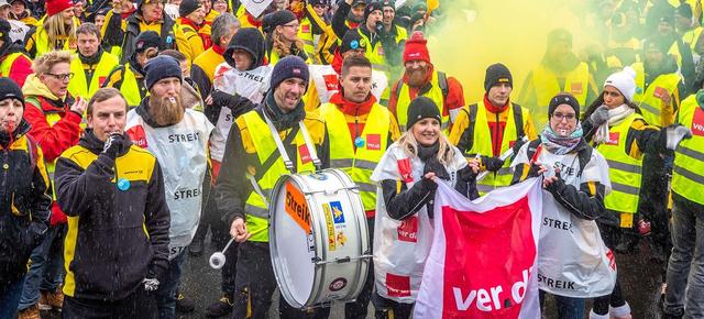 ver.di: Gemeinsam für gerechte Arbeitsbedingungen und Löhne ver.di: Gemeinsam für gerechte Arbeitsbedingungen und Löhne