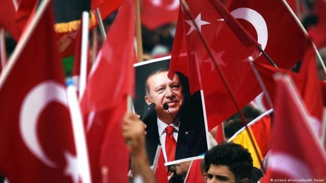 Warum wählen Türken in Deutschland mehrheitlich Erdogan? Warum wählen Türken in Deutschland mehrheitlich Erdogan?
