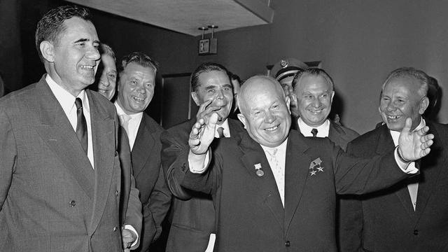 Chruschtschows Entscheidung: War es altruistisch oder politisch motiviert? Chruschtschows Entscheidung: War es altruistisch oder politisch motiviert?